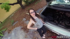 amatorka pokazuje swoje krocze