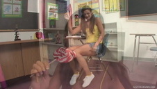 seks z bladą babką na dywanie