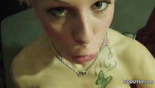 szczupła laseczka daje sobie z palca przed kamerką