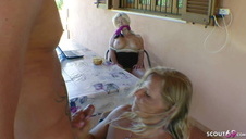 brunetka nudzi się w swoim biurze