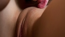 naoliwia swoje piersi pod gołym niebem