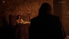 nastolatka zabawia swoją cipkę