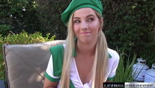 wkłada palec w jej analną dziurkę