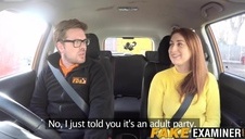 czarna w białej bieliźnie