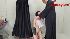 ciągnie ją za ręce i rucha na pieska