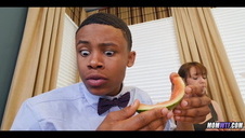 alicja z sąsiadką figluje w sypialni