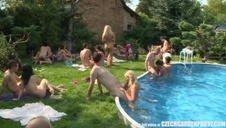 zwariowana panienka w niebieskich włosach elegancko obciąga ptaka