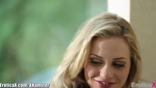 liże azjatkę po naturalnym biuście