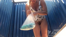 brunetka z zabawką na wyrze