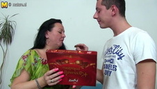 laska świeci wielkimi cycami