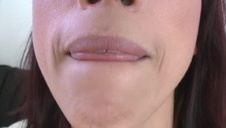 koszykarz zapina niewielką cheerleaderkę