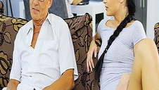 dwie napalone blondyny pchają się na jednego kutasa