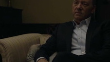 chętnie podnosi do góry spódniczkę mini