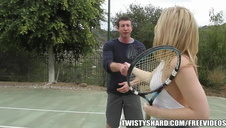 bruneta i blondyna się zaspokajają