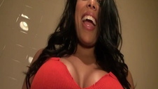 ujeżdża go a on patrzy na jej piękne piersi