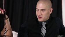 tatuś całuje ją po piczy