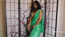 erotyczna blondi pieści swą szparę