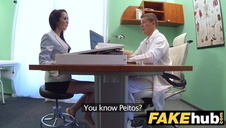 gruby zabawia się ze wspaniałą laseczką