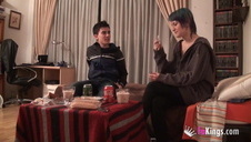 dwie małolaty wiją się na łóżku