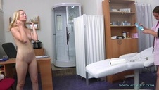 silikonowe blondyny klepią się po dupciach