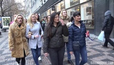 blondyna rozbiera się w bibliotece