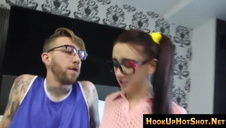 seks w przymierzalni z kuszącą brunetką