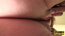 liże czarną cipkę