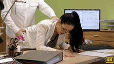 cycata bierze między cyce