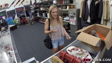 napala sie na jej zgrabne pośladki