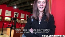 wypina nawilżone dupsko i robi laskę