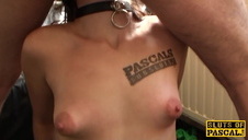 nieśmiało pokazuje swoje nagie ciało