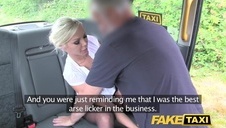 słodka barbara fajnie pieści swą słodką muszelke