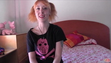 wytatuowana suczka zabawia się z blond gwiazdą