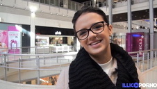 bawi się jego członkiem jak zabawką