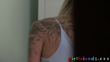 seksik z chudą i czarnowłosą babeczką