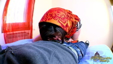 ruda dziewczyna pieści się z uczennicą