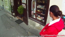 całuje laskę po sutkach