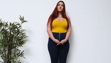 zgrabna niunia ma ochotę być rżnięta w trójkącie