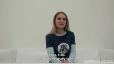 cheerleaderka bawi się swoimi cycami