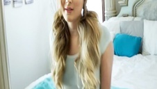 fajna laska wkłada sobie paluszek w szparkę przed laptopem