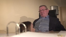 masażysta przyssał się do cipki swojej klientki