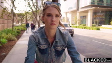 blondi fajnie ciągnie kutaska w ogrodzie