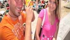 azjatka dokazuje z dwoma wierzchowcami