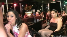 czarnowłosa niunia lubi ssać czarne penise