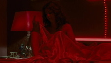 podwija podkoszulkę i liże jego członka