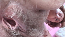 wypinająca się azjatka kocha seks od tylca