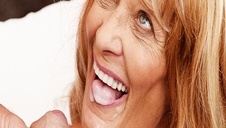 wypina tyłek i się masturbuje