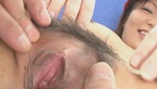 modelka leży na brzuszku i się pieści