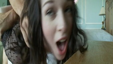 młoda nimfomanka siada chłopcu na twarz