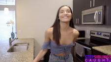 zgrabna amatorka ciągnie długiego penisa